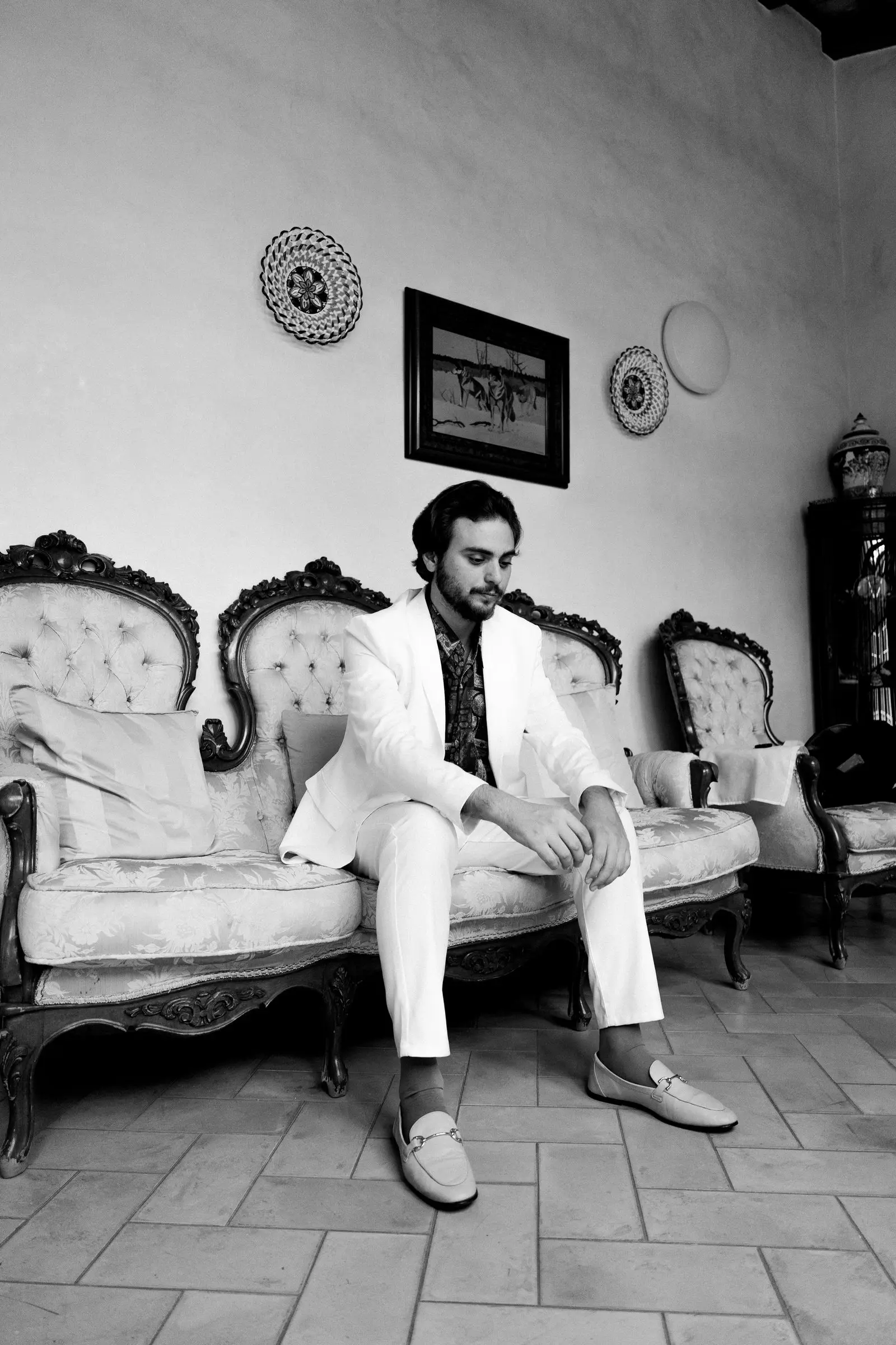 Sentado en el sofá, blanco y negro